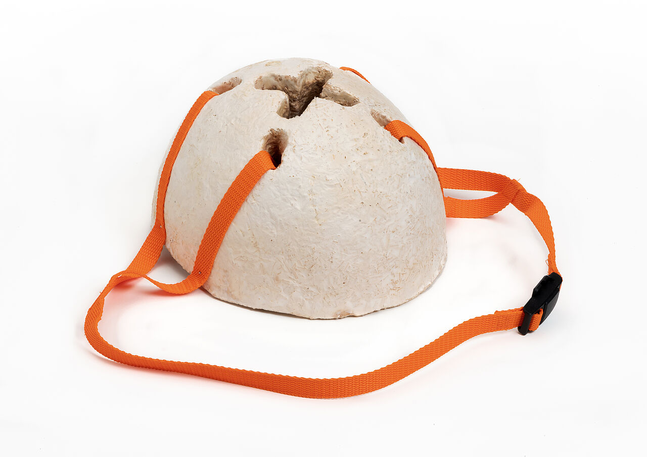 Naturfarbener Fahrradhelm mit orangefarbenen Schnallen